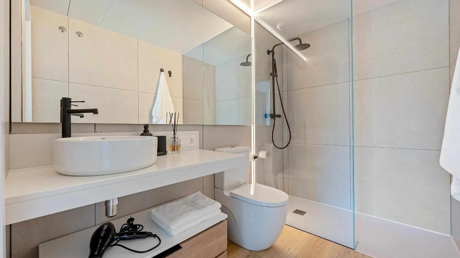 Hauzify I Apartaments Voramar Sant Pol De Mar 0*,  Spain